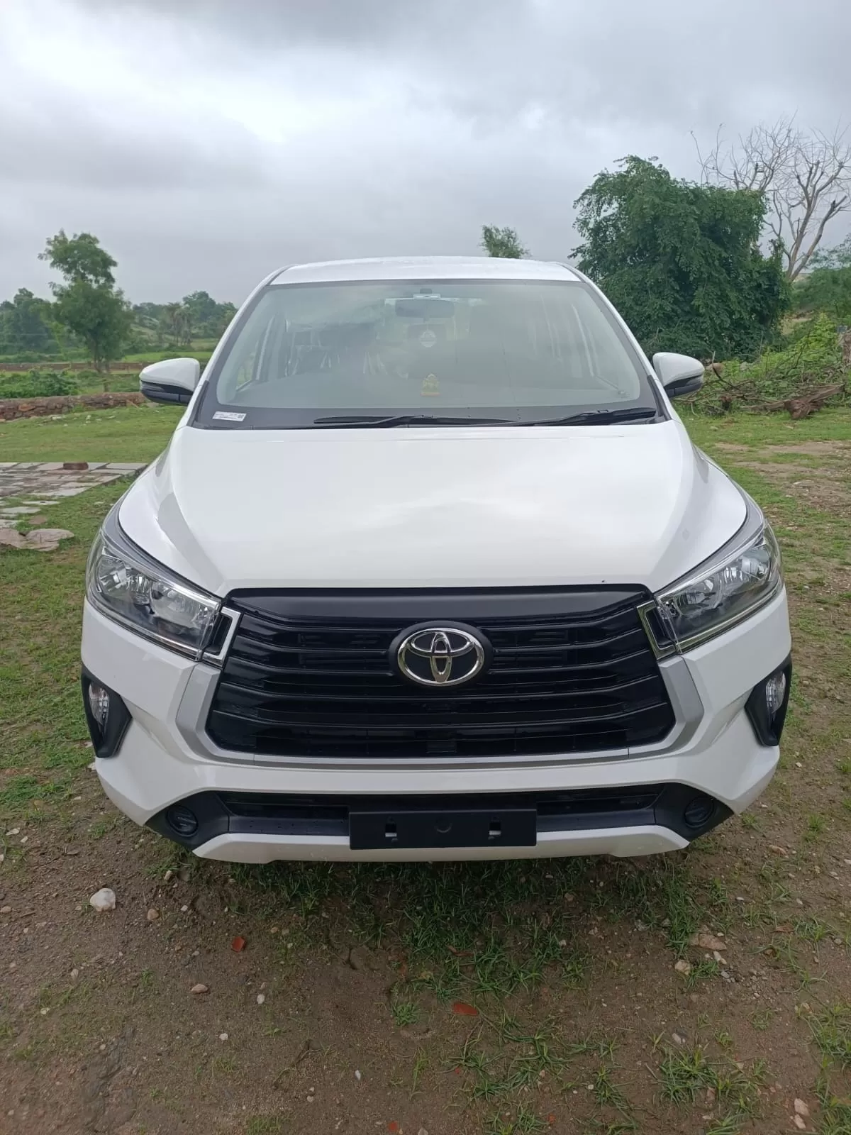 Book Innova Crysta on rent in Ahmedabad @ Rs. 18/km | Innova car hire in Ahmedabad